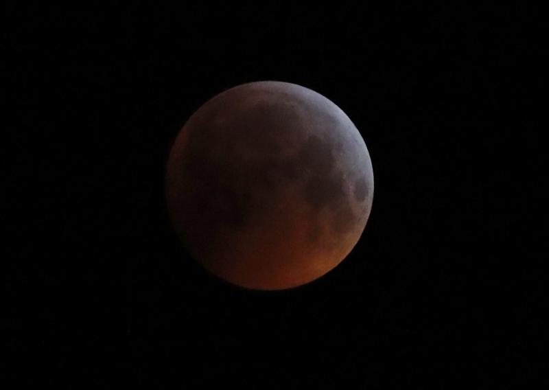 Total lunar eclipse combines with supermoon