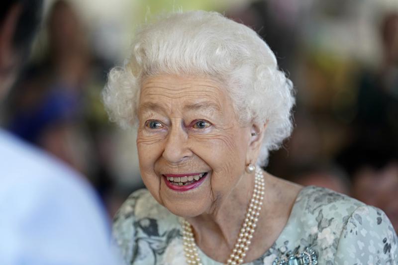 What does the queen like with tea?