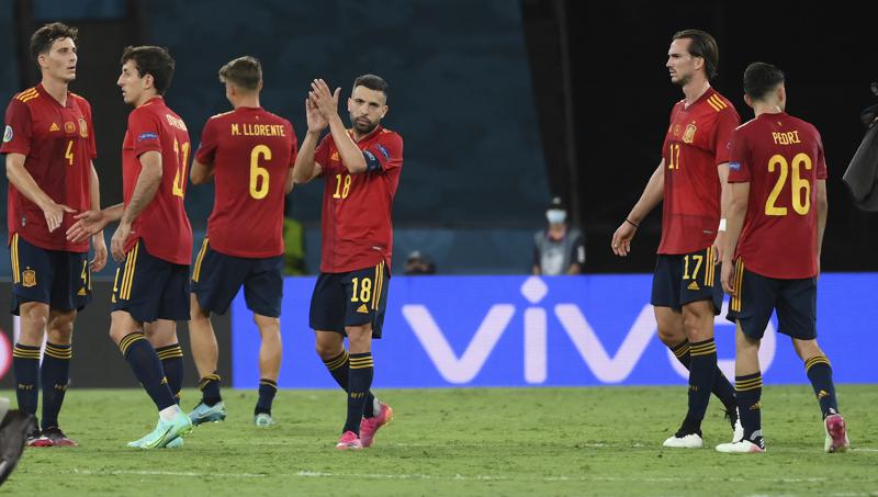 Spain players criticized after ignoring fans at Euro 2020