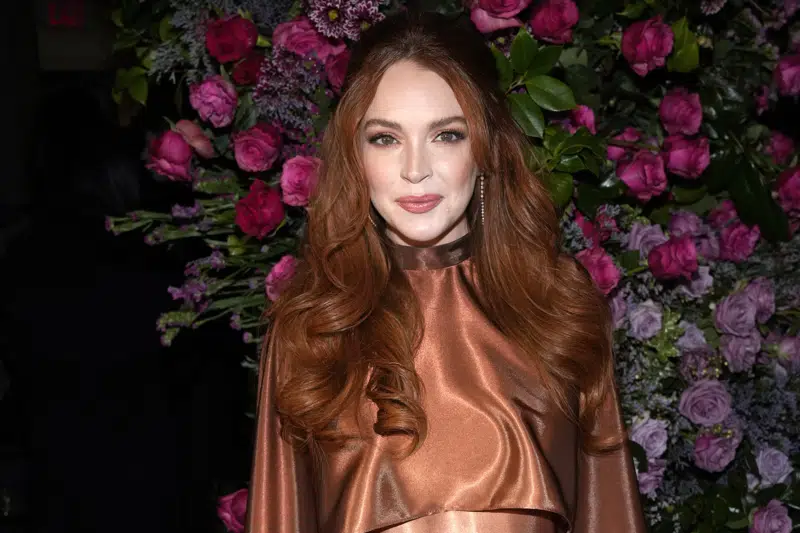 Lindsay Lohan announces pregnancy