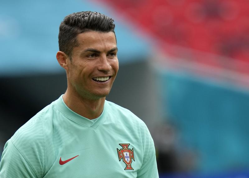 Ronaldo shrugs off talk of leaving Juventus