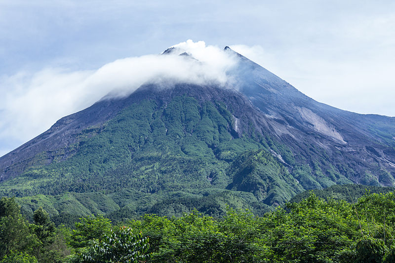 Indonesia’s Mt. Merapi belches hot clouds