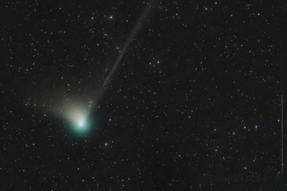 Green comet zooming our way