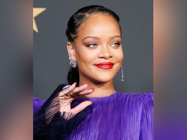 Rihanna cleans up restaurant along with staff