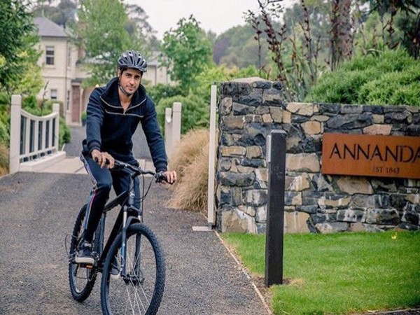 Sidharth Malhotra cycles in Manali