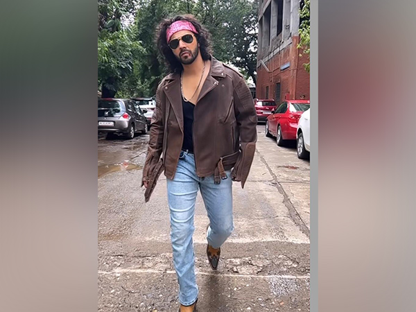 Varun Dhawan does the perfect Sanjay Dutt impression