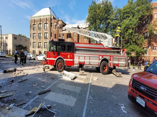 8 people injured in Chicago residential building blast