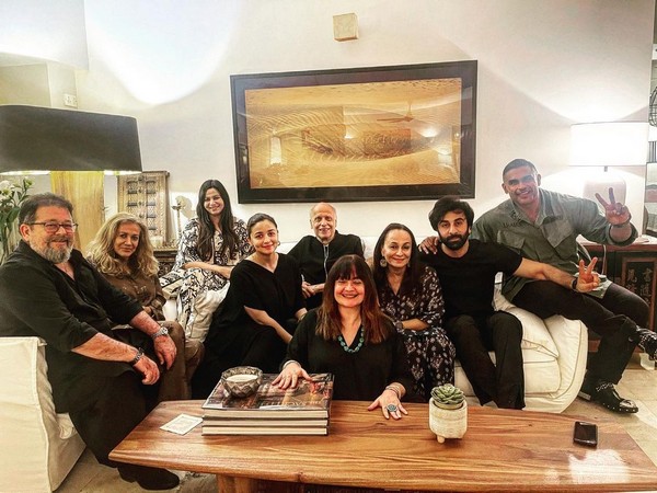 Parents-to-be Alia, Ranbir pose with family in latest picture