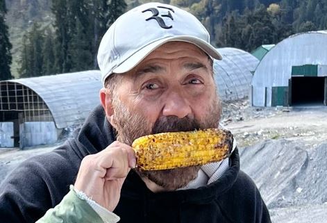 Sunny Deol gives “bhutta” treat on his 66th birthday