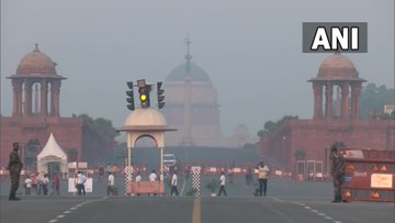 Blanket of smoke covers Delhi as air pollution worsens