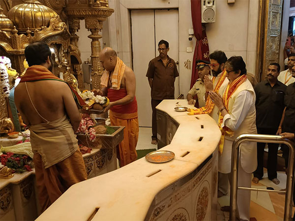 Amitabh, Abhishek visit Siddhivinayak Temple as ‘Uunchai’ hits theatres