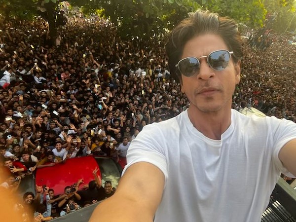 SRK’s Mannat gets a diamond-studded nameplate