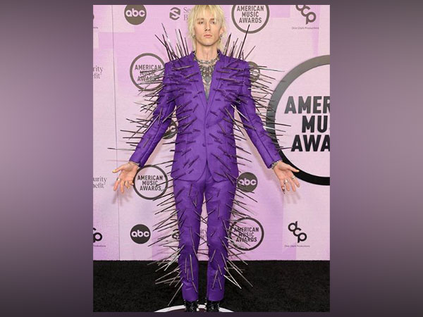 Kelly trolled on social media for his AMAs outfit