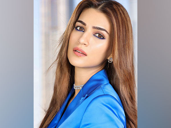 Kriti Sanon wishes parents on marriage anniversary