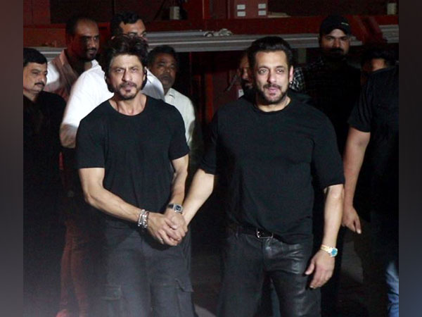 Shah Rukh arrives in style at Salman’s b’day bash