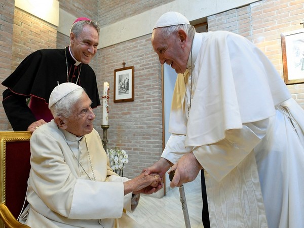 Pope Francis asks to pray for “very sick” former Pope Benedict