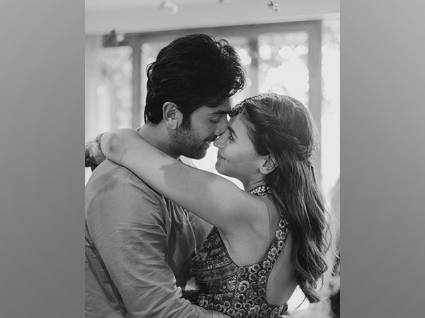 Photo of Ranbir Kapoor proposing to Alia goes viral