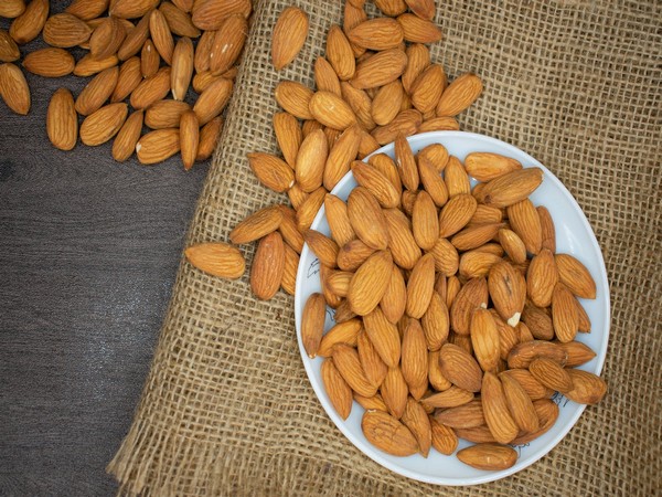 Benefits of eating almonds for people who workout daily