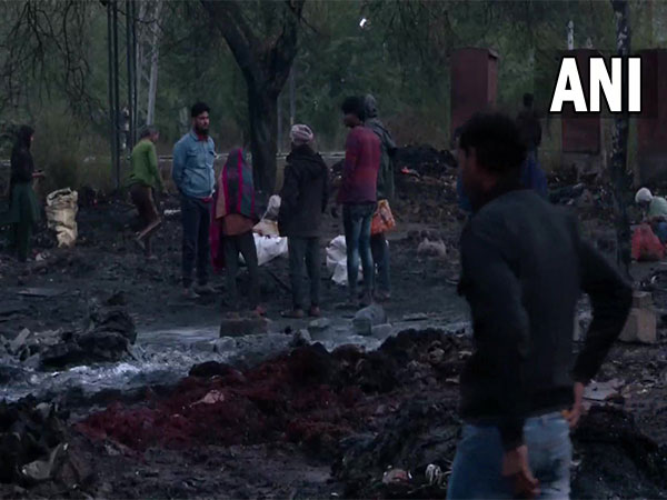 Massive fire erupts in slums of Delhi