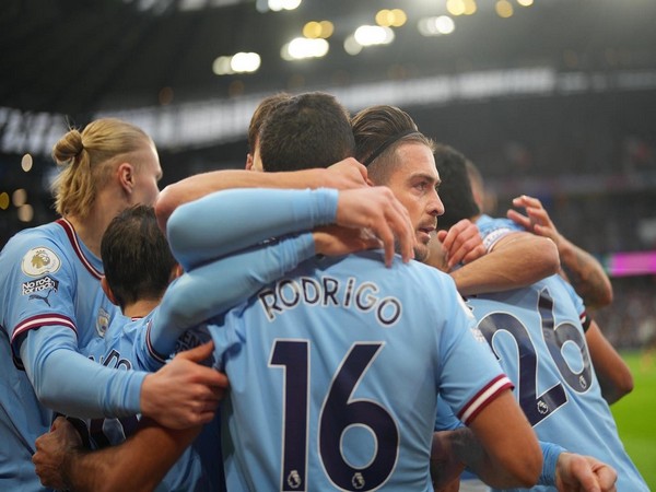 Manchester City reduce points deficit with Arsenal