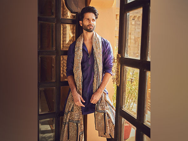 Shahid strikes royal pose at Sid-Kiara wedding