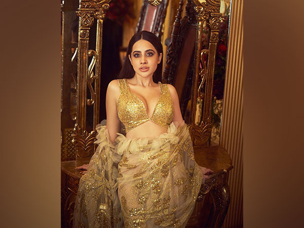 Uorfi stuns in Abu Jani Sandeep Khosla saree