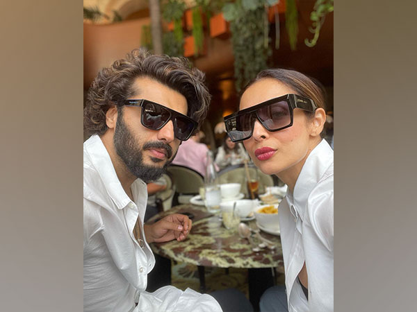 Malaika poses with Arjun at her mom’s 70th birthday bash