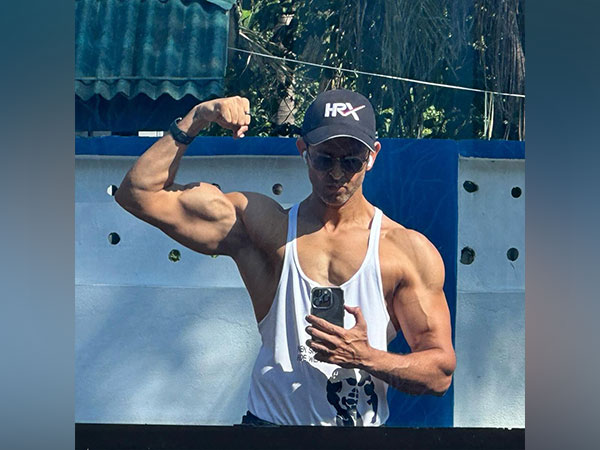 Hrithik flaunts his drool-worthy body