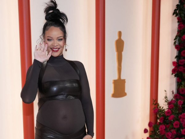 Rihanna flaunts baby bump in black gown