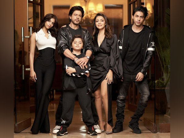 Khan family’s stylish pose in black outfits