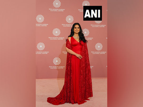 Isha Ambani looks gorgeous in red outfit