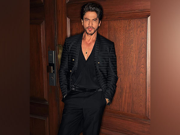 SRK breaks internet with his electrifying performance