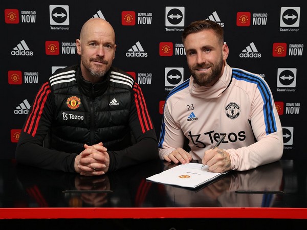 Luke Shaw signs contract with Manchester United