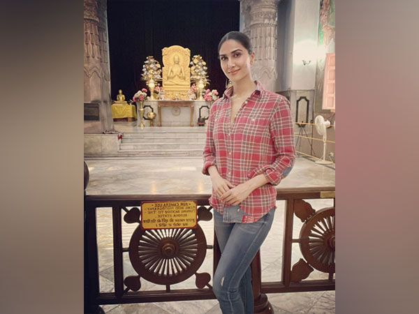 Vaani Kapoor visits Sarnath temple