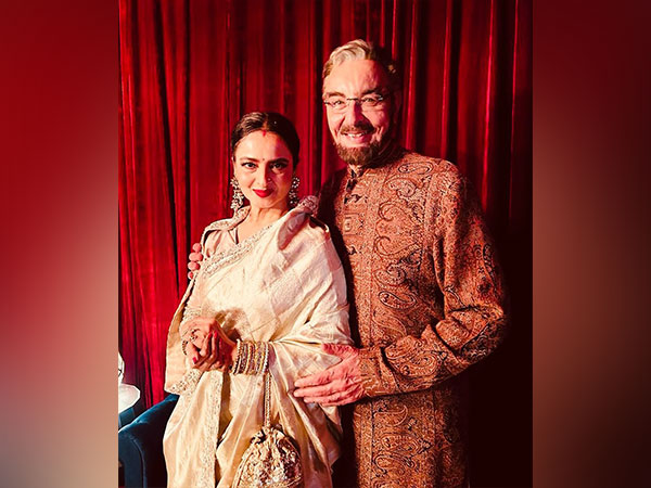 Rekha poses with Kabir Bedi at awards night