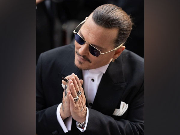 Johnny Depp gets standing ovation