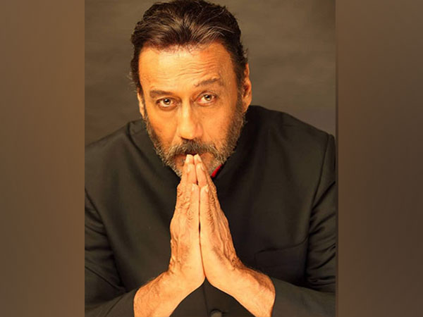 Jackie Shroff marks World Bee Day his “Bee-du” style