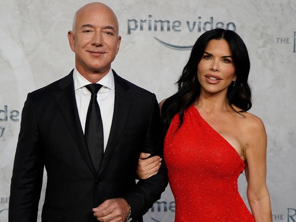 Bezos engaged to his girlfriend Lauren