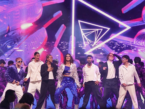 Kriti Sanon performs with Norwegian dance group at IIFA 2023