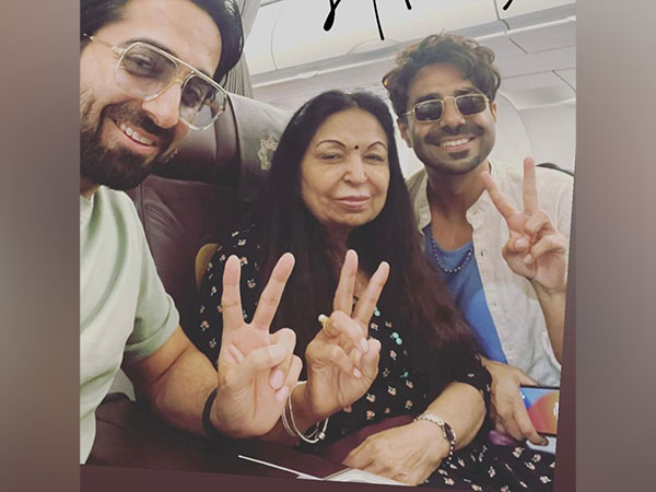 Ayushmann shares selfie with mother