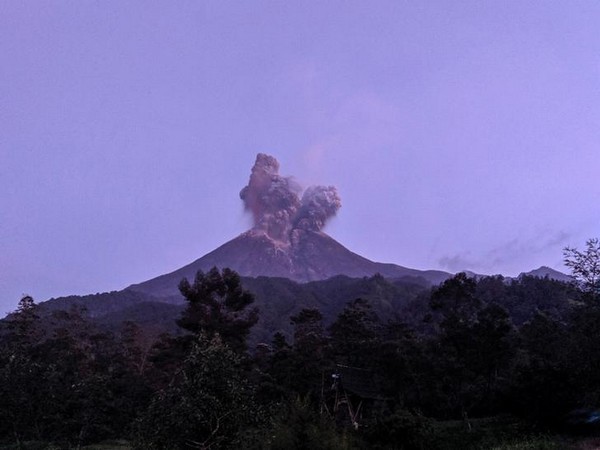 Philippines: Thousands evacuated near Mayon Volcano after it spews ash