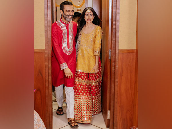 Sonnalli shares new pictures from her mehendi ceremony