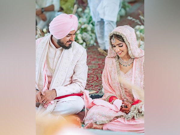 Asees Kaur ties knot with composer Goldie Sohel