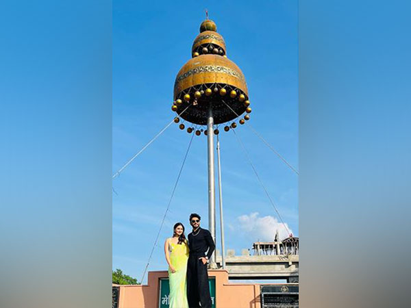 Ranveer, Alia light up Bareilly’s iconic Jhumka Chowk