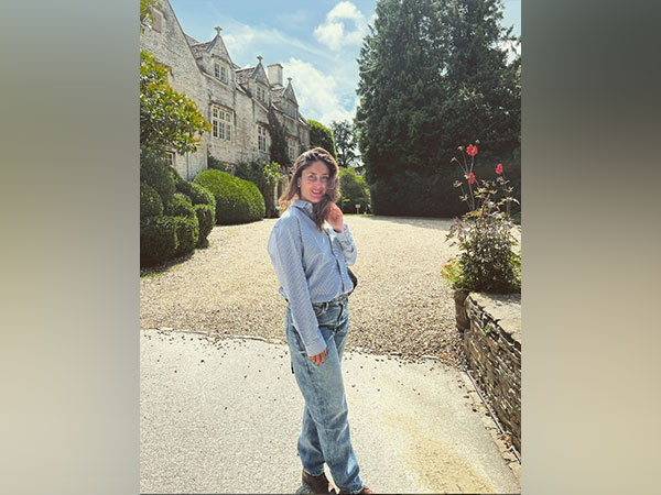 Kareena Kapoor shares new sun-kissed picture