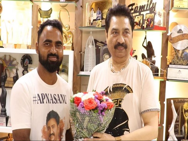 Singer Kumar Sanu’s fan cycles 1200 km to meet him