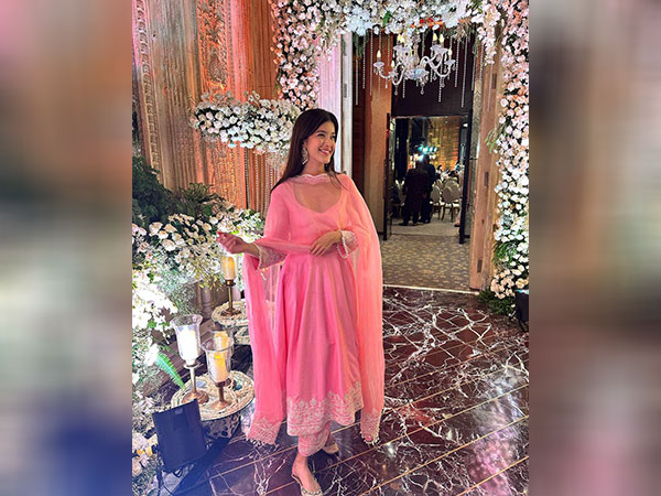 Shanaya exudes “Desi Barbie” vibes in Pink anarkali suit