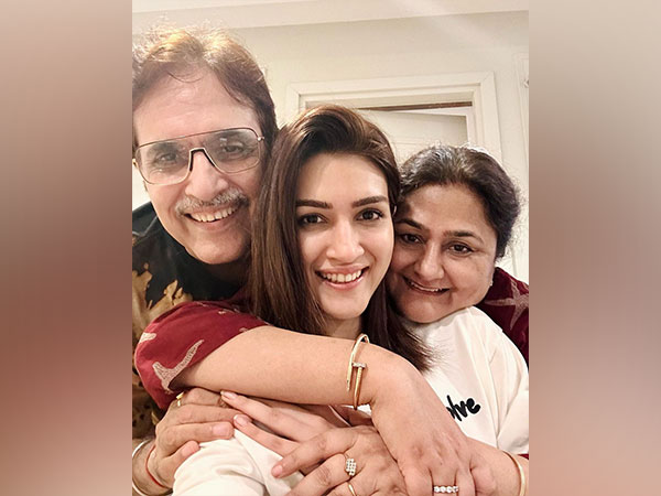 Kriti Sanon’s bags National Award, her mum says “You made all of us so proud…”