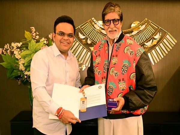 BCCI secretary presents ‘Golden Ticket’ to India actor Amitabh