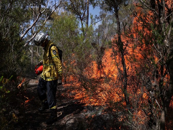 Huge bushfire raging in central Australia